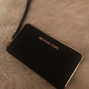 Michael k. Wristlet wallet.